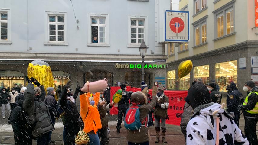 Corona-Demo mit Kostümen: Verkleidete ziehen durch Würzburg