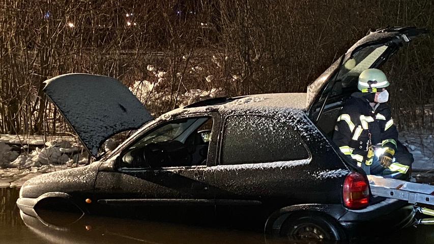 Laufender Motor: Auto steht allein in Nürnberger Eisfläche