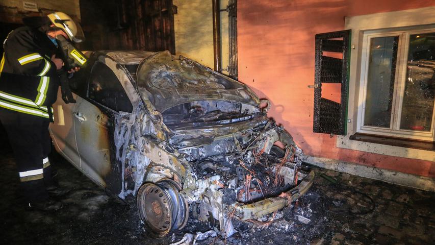 Bamberg: Elektroauto brennt komplett aus