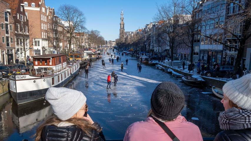 Volle Straßen und Eisflächen: Holländer feiern Karneval trotz Corona