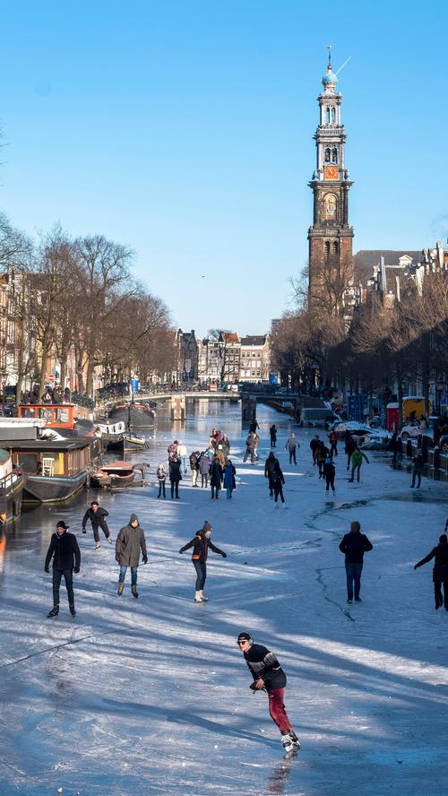 Volle Straßen und Eisflächen: Holländer feiern Karneval trotz Corona
