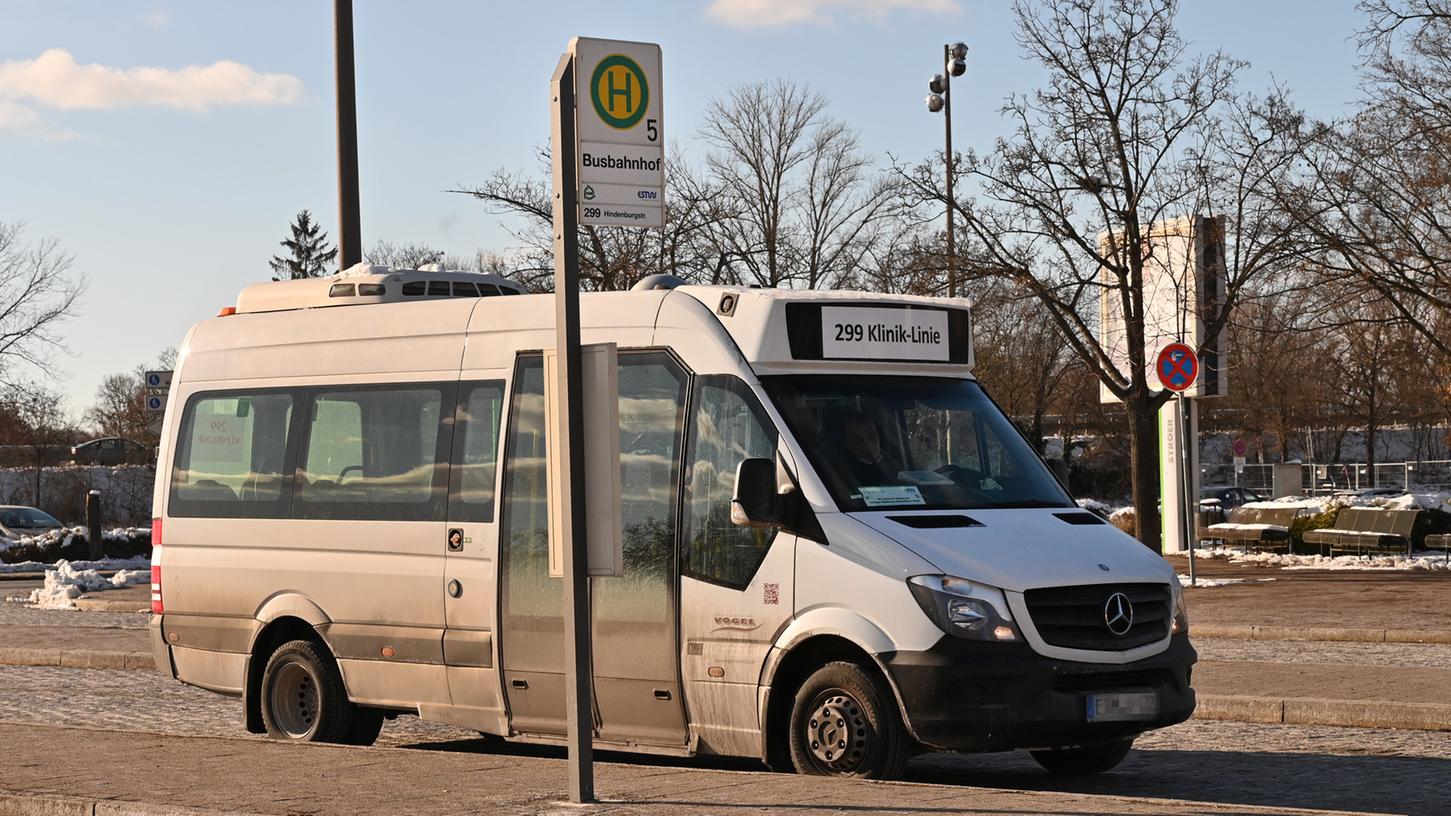 Ein Bus der Erlanger Kliniklinie 299 am Busbahnhof.
Ein Bus der Erlanger Kliniklinie 299 am Busbahnhof.
