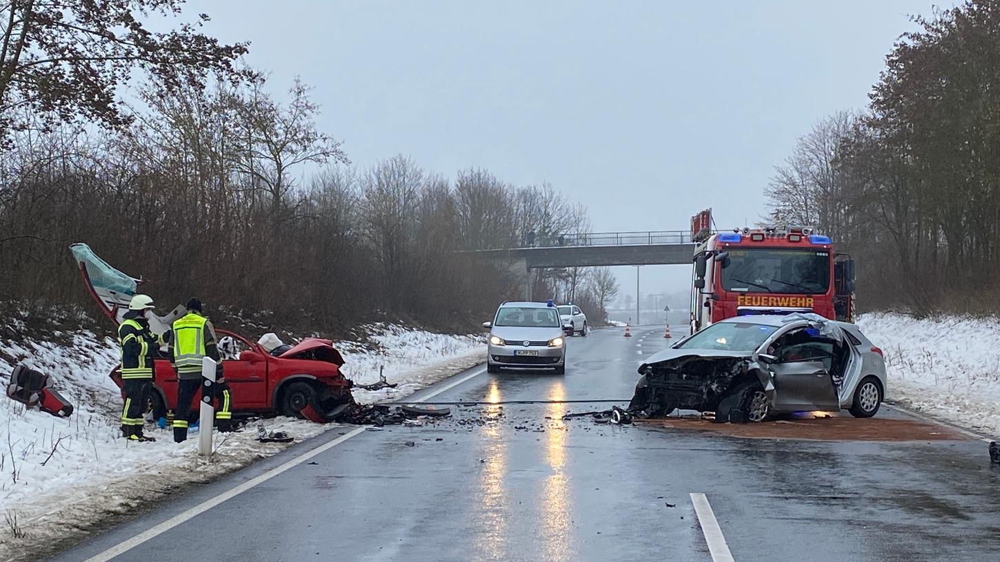 Auf der B470 kam es bei Adelsdorf (Lkr. Erlangen-Höchstadt) zu einem schweren Verkehrsunfall.
Auf der B470 kam es bei Adelsdorf (Lkr. Erlangen-Höchstadt) zu einem schweren Verkehrsunfall.