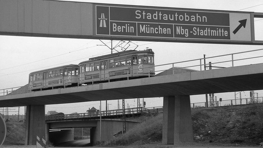 Der Bau des Frankenschnellwegs und seine Überquerung war der Grund dafür, warum die Stadt Nürnberg diese Art der Streckenführung gewählt hatte.