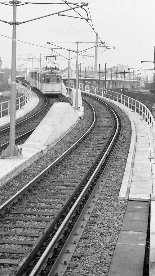 Elf Jahre lang verkehrte die Straßenbahn auf der Hochbahntrasse, bevor dort 1981 die Umbauarbeiten für ihre Nutzung als U-Bahnstrecke begannen.