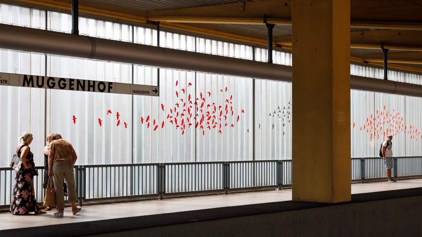 Die Künstlerin Regina Pemsl und Künstler Wolfgang Weber verzierten 2010 im Rahmen eines Kunstprojekts "Zugvögel" die Glasfassade des U-Bahnhofs Muggenhof mit den Silhouetten heimischer Vogelarten.