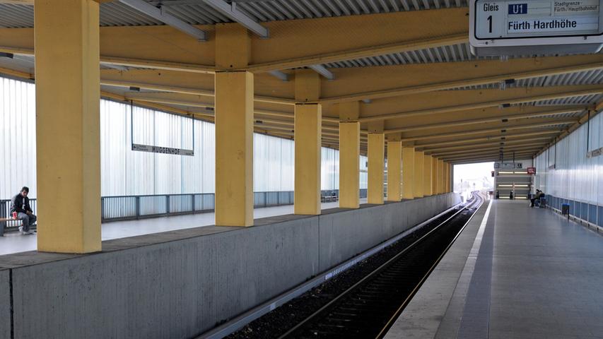 Im Gegensatz zu den anderen U1-Bahnhöfen, die über einen Bahnsteig in der Mitte zugänglich sind, verfügen die beiden Hochbahnhöfe (abgebildet ist Muggenhof) über zwei Bahnsteige an den Außenseiten.