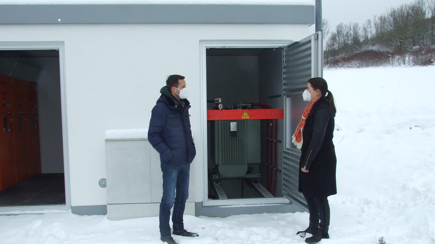Stadtwerke-Geschäftsführer Jürgen Fiedler und Bürgermeisterin Christiane Meyer vor der neuen Trafostation „Zum Schlüsselstein“ in Ebermannstadt. Diese wird auch das geplante Neubaugebiet Debert II mit Strom versorgen.