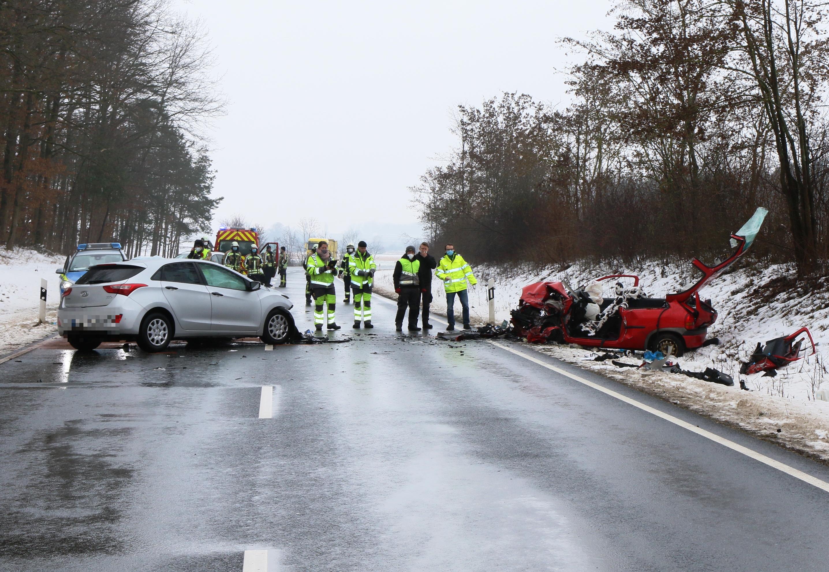 schwerer unfall bei adelsdorf zwei autos kollidieren frontal adelsdorf hemhofen hochstadt oesdorf neuhaus nordbayern
