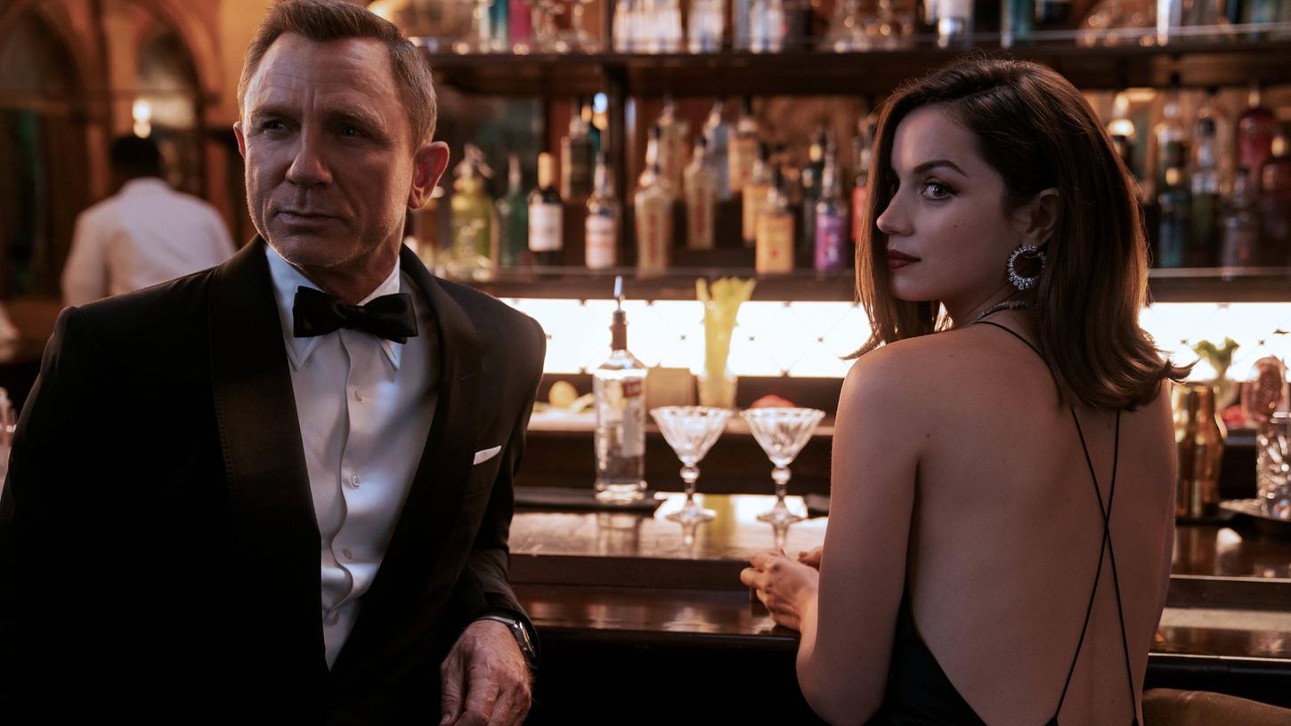 Der neue James Bond soll nun eine Woche früher in die Kinos kommen. Die Zeit reicht trotzdem noch für einen Drink an der Bar für die beiden Darsteller Daniel Craig (James Bond) und Ana de Armas (Paloma) - Szene aus "No Time To Die".