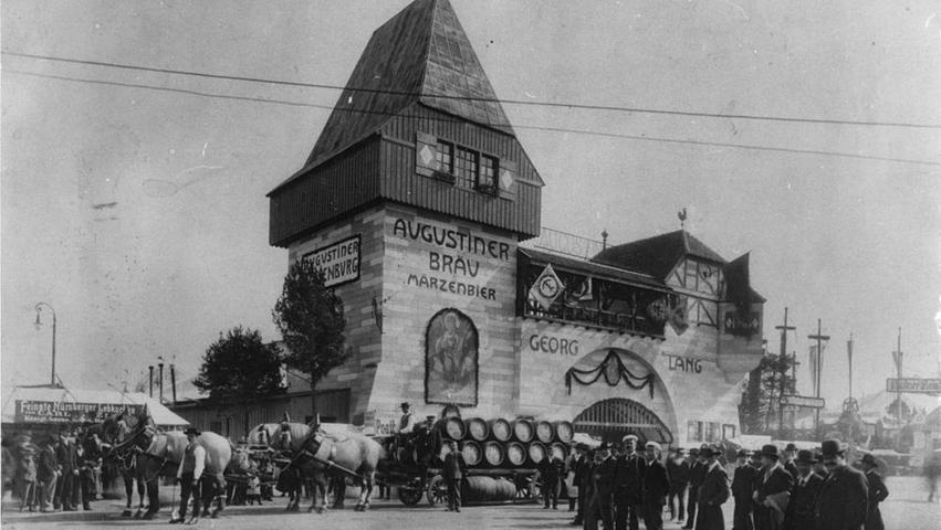 Das gewaltige Zelt, das Lang ab 1903 von der Augustiner-Brauerei auf der Münchner Theresienwiese hingestellt wurde, hatte etliche typische Nürnberger Elemente. Fachwerk, Erker, ein Wehrgang mit Fallgitter. Auf diesem Foto sieht man zudem, wie links neben der "Bierburg" an einem Stand Nürnberger Lebkuchen angeboten werden. 
