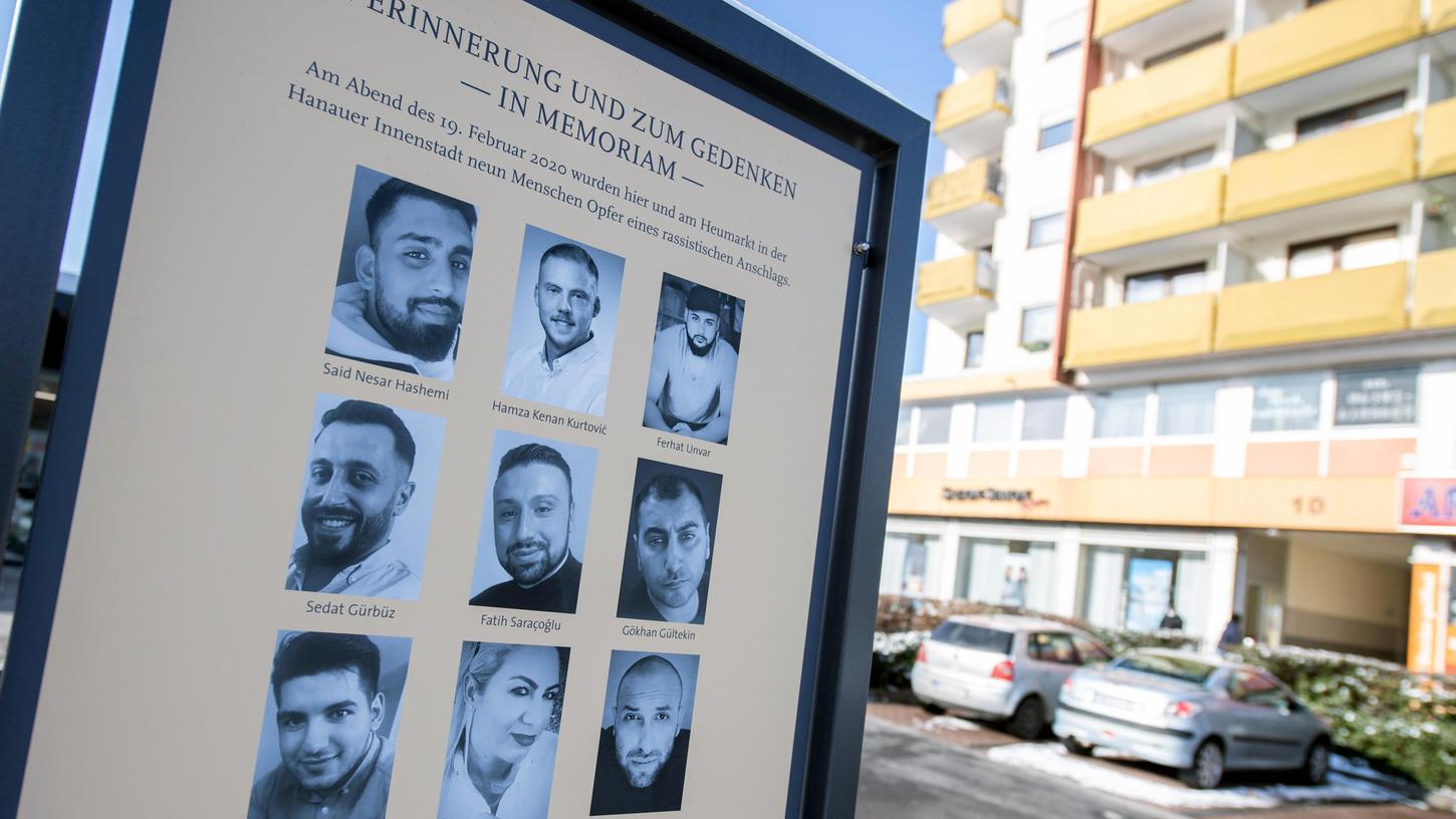 Eine offizielle Gedenktafel mit den Fotos der neun Opfer erinnert am Anschlagsort in Hanau-Kesselstadt an die Opfer der Anschläge im Jahr 2020. Der Rechtsextremist Tobias R. hatte hier am 19. Februar 2020 neun Menschen aus rassistischen Motiven erschossen.