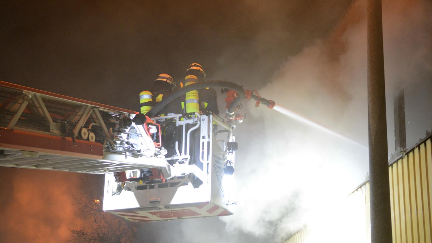 Unter anderem mit einer Drehleiter versuchte die Feuerwehr die Flammen unter Kontrolle zu bringen. 