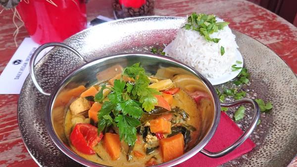 In normalen Zeiten lockt das Kloster Nürnberg auch mit leckeren Getränken, im Lockdown können wir uns immerhin an veganem Essen zum Mitnehmen erfreuen. Gekocht wird meist indonesisch, oft gibt es aber auch noch andere Gerichte wie beispielsweise Chili sin Carne.