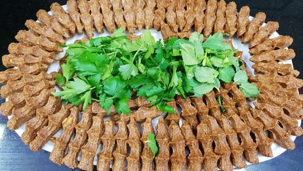 Unter anderem vegane Wraps, Köfte und Nuggets gibt es bei dem Stand am Fürther Wochenmarkt zu kaufen.