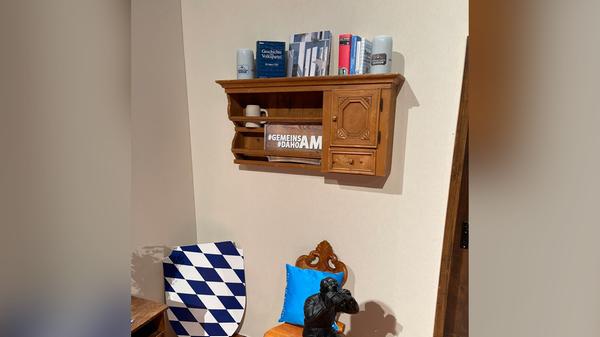 Beim digitalen Politischen Aschermittwoch zeigt sich Söder wieder von seiner besten Seite: Gegen andere Parteien teilt er fleißig aus und lässt in seinem "Wohnzimmer" ein Bildband vom Kanzleramt in Berlin platzieren. Ob das nur ein Scherz oder ein Zeichen für Söders Zukunft ist?