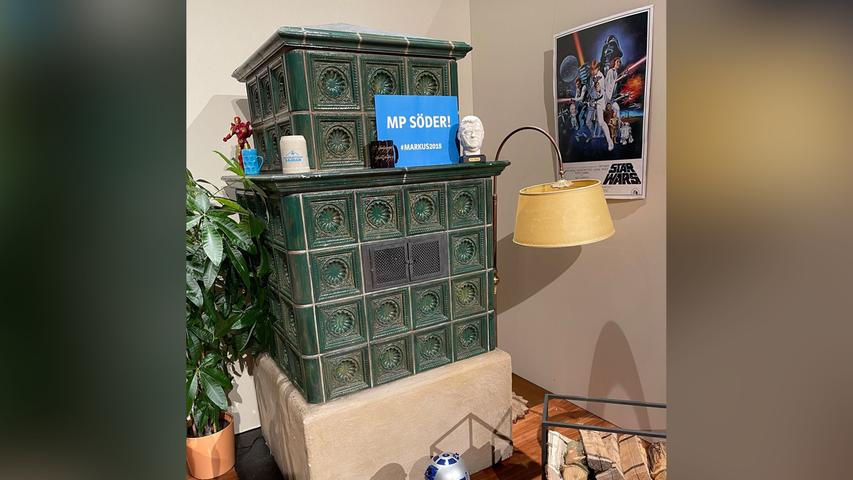 Auch Star Wars Accessoires dürfen im Wohnzimmer des Ministerpräsidenten nicht fehlen - eine Anspielung auf Söders Projekt "Bavaria One". 
