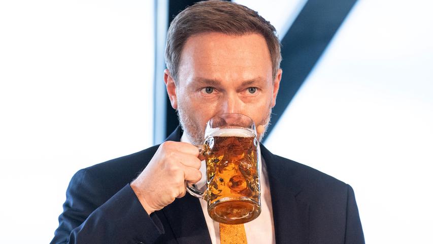 Ein Bier gab es dann aber doch noch für den FDP-Parteivorsitzenden.