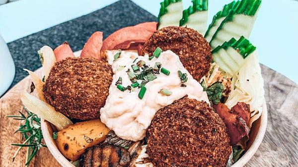 Veganen Kebab und Falafel in allen Variationen gibt es am Stand von Damas auf dem Marktplatz in Erlangen.