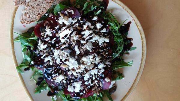 Eine Viertelstunde von Nürnberg entfernt befindet sich das Avocado Cafe, in dem man aus vielen veganen Speisen zum Mitnehmen wählen kann.