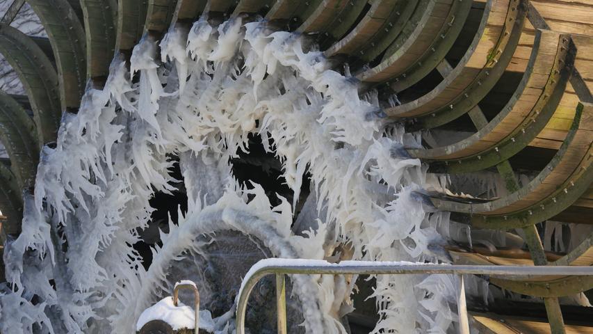 Bizarre Eisstruktur, die sich durch die Luftverwirbelung an dem Mühlrad der Sterpersdorfer Mühle gebildet hat.