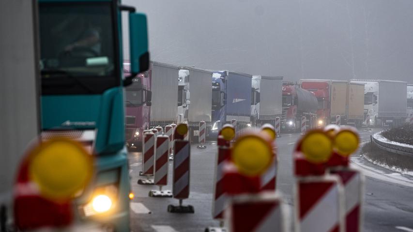 Am 16.02.2021 stehen LKW vor einer Kontrolle kurz nach der deutsch-tschechischen Grenze im Stau. 