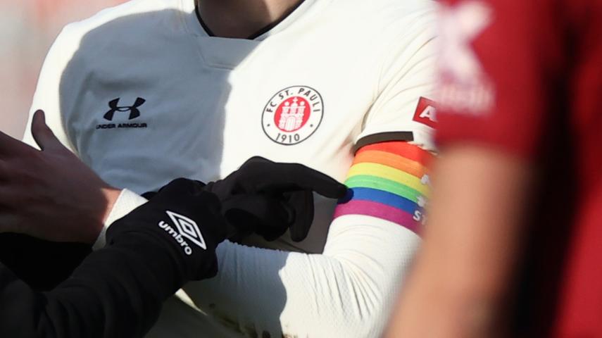 "Auf eurer Seite": 800 Fußballer unterstützen homosexuelle Profis