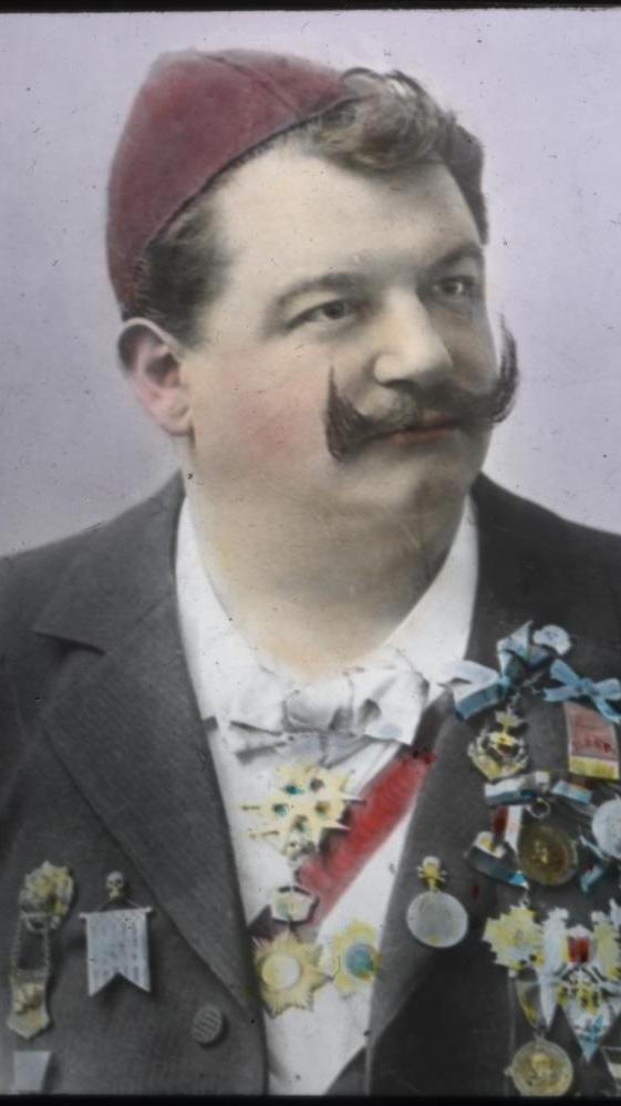 Von 1900 bis 1902 betrieb der „Lang Schurl“, wie er genannt wurde, zudem mit dem Münchner Kindl-Keller den größten Saalbau der Stadt. Mitsamt Biergarten und allen Nebenräumen fanden hier bis zu 11.500 Gäste Platz. Und auch hier gönnte er seinen Gästen Spektakel, zum Beispiel mit einer Gewichtheber-Meisterschaft.