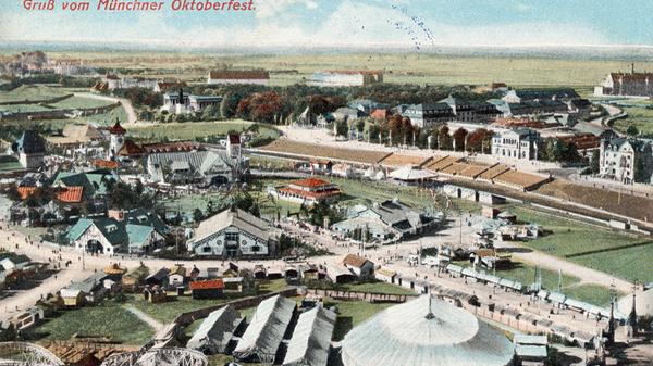 Im Jahr 1907 wurde der bisherige Ring mit 18 Wirtsbuden auf dem Oktoberfest aufgelöst. Fortan durften dort sechs große Hallen der Münchner Brauereien stehen, wie auf dieser Postkarte aus dem Jahr 1910 zu sehen. Auf dieser Aufnahme ist die für Lang erbaute Festhalle der Augustinerbräu am äußersten linken Bildrand zu sehen, zu erkennen am prägnanten Wehrturm.