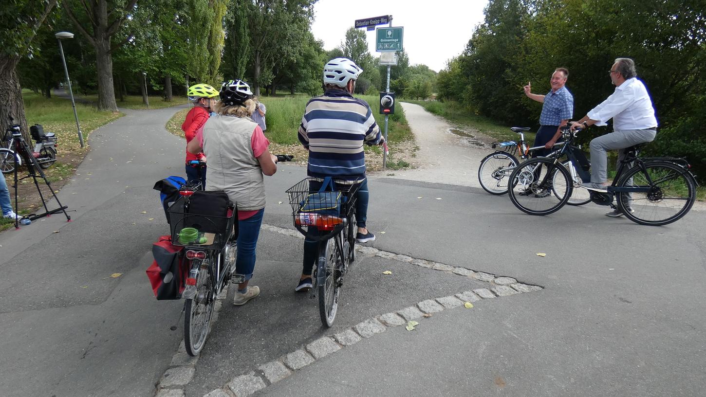 Am Röllingersteg im Pegnitztal zeigt Fürths Oberbürgermeister Thomas Jung (2.v.r.) auf jenen Schotterweg, der ausgebaut werden könnte. 