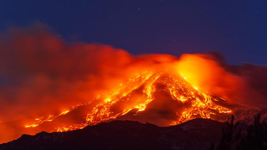"Als ob eine Bombe explodiert": Vulkan Ätna setzt italienische Stadt unter Asche und Rauch