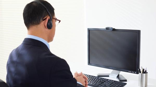 Essenziell, egal ob für die Konferenz auf der Arbeit oder den Unterricht daheim: Die Nachfrage nach Webcams boomt im zweiten Lockdown. Der Bedarf ist 74 Mal so hoch wie vor der Krise. Auch bei Headsets wurde ein Anstieg um 580 Prozent festgestellt.