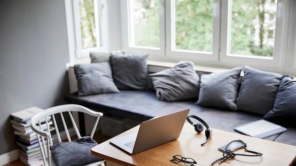 Die Deutschen möchten sich im Homeoffice komfortabler einrichten - das lässt zumindest die Nachfrage nach Büromöbeln vermuten. Der Wert stieg hier um das Sechsfache.