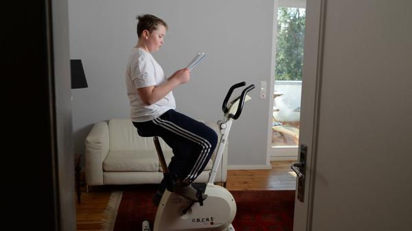 Fitnessstudios sind seit Wochen geschlossen, deshalb rüsten sich die Deutschen für das Training zu Hause: Kraftstationen werden zurzeit 570 Prozent mehr nachgefragt als im Vorjahreszeitraum, auch Hometrainer verzeichnen einen Anstieg von 310 Prozent.