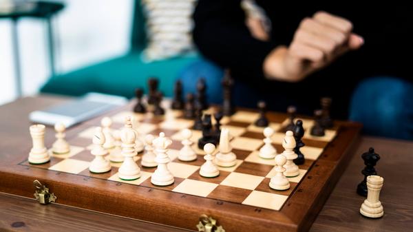 Die Langeweile im Lockdown vertreiben wollen viele Menschen mit Brettspielen. Im zweiten Lockdown wurden sie um 140 Prozent mehr angefragt, als im Vergleichszeitraum.