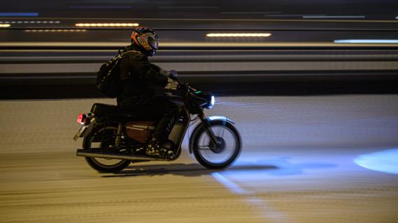 Mehrere Straftaten begangen: Streifenwagen mussten Eichstätter Mopedfahrer in Weißenburg einkeilen