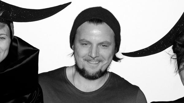 Sascha Gaugel war bekannt dafür, glamouröse Kleider auf die Körper namhafter Stars zuzuschneidern. Helene Fischer, Andrea Berg oder Sophia Thomalla zählten zu seinen berühmten Kundinnen. Gaugel lebte mit seinem Partner Kalle Hildinger in Hamburg. Die Todesursache ist noch unbekannt.