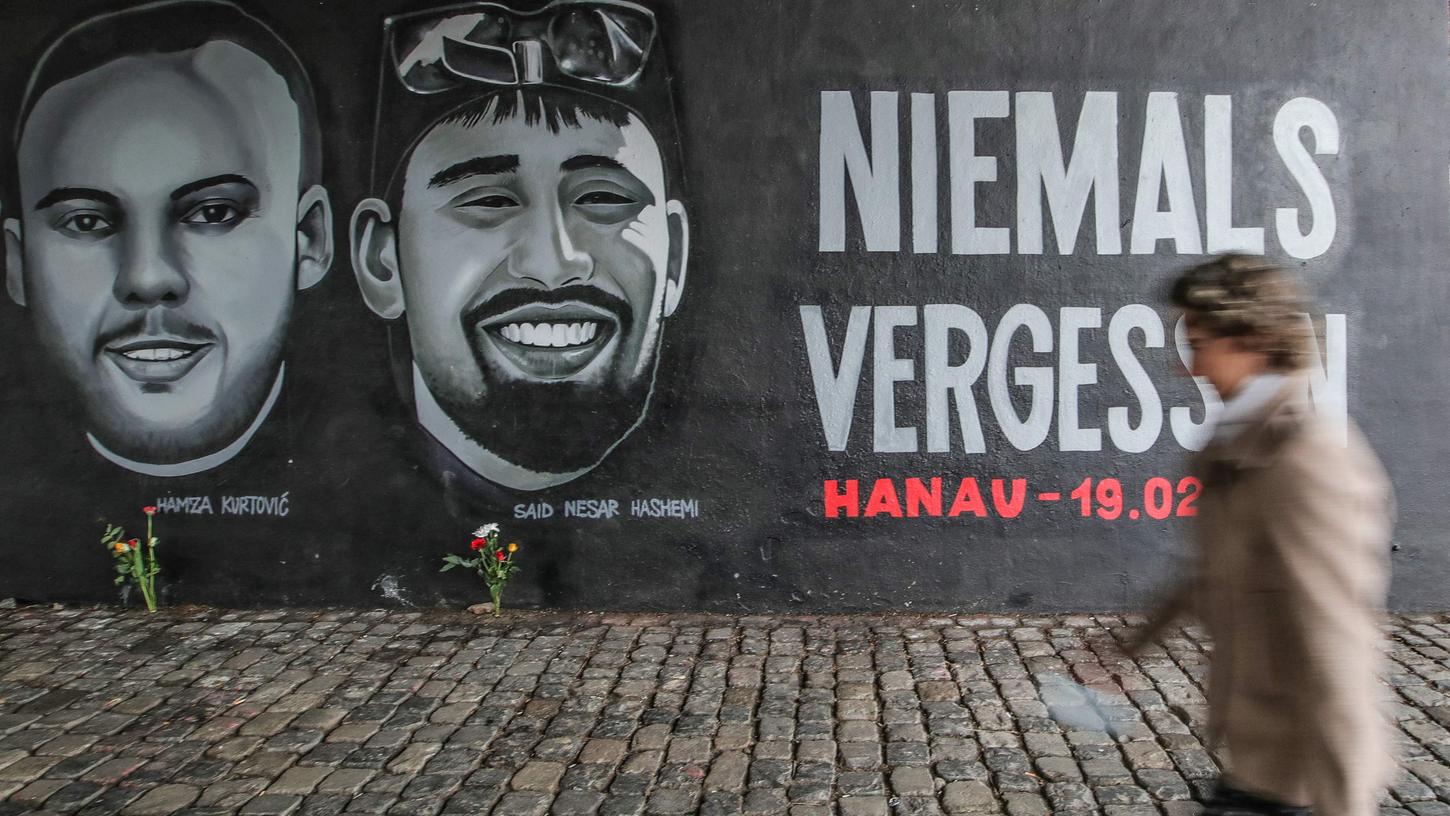 Unter der Friedensbrücke in Frankfurt erinnert ein 27 Meter langes Gedenk- Graffiti an die Opfer des Attentats in Hanau am 19. Februar 2020.