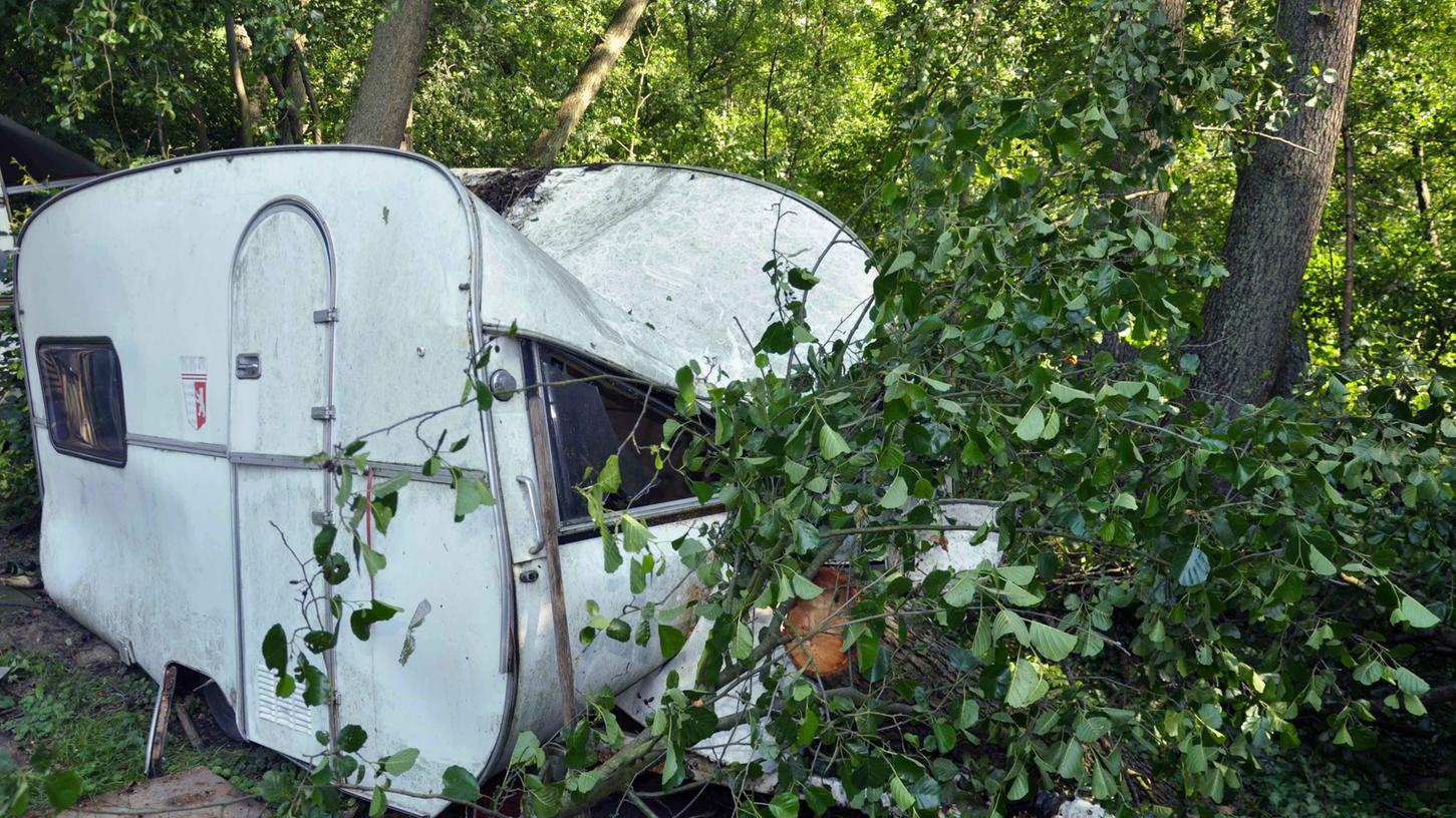 Im Sturm stürzten Äste auf den Wohnwagen und richteten einen üblen Schaden an. Zumindest diese Dellen hätte kein Verkäufer verheimlichen können. Im Sturm stürzten Äste auf den Wohnwagen und richteten einen üblen Schaden an. Zumindest diese Dellen hätte kein Verkäufer verheimlichen können.
