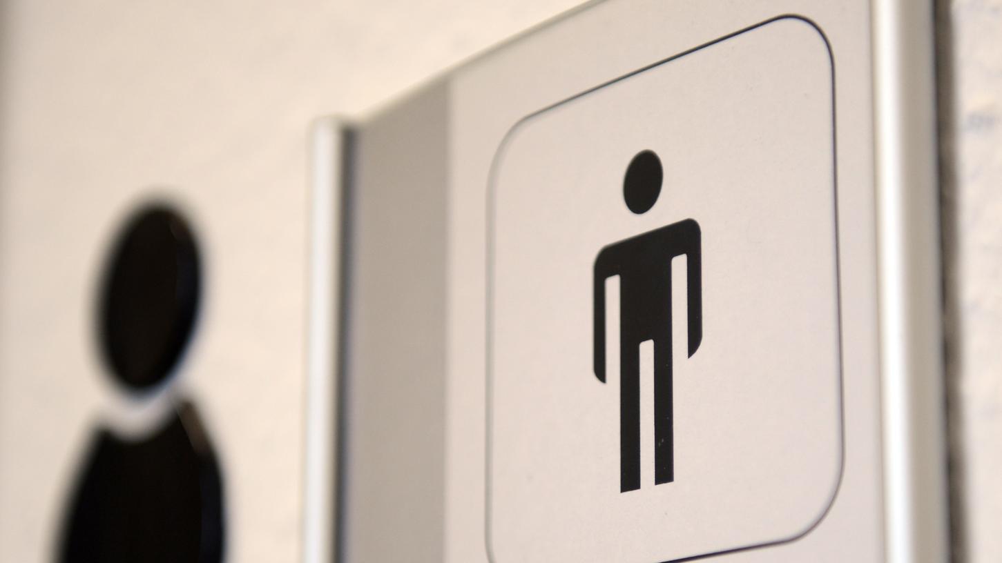 Ein Ehepaar aus Fürth hat eine unschöne Erfahrung in einer Nürnberger Bankfiliale machen müssen. Dem 78-jährigen Mann wurde der Zugang zu den Toiletten verwehrt.