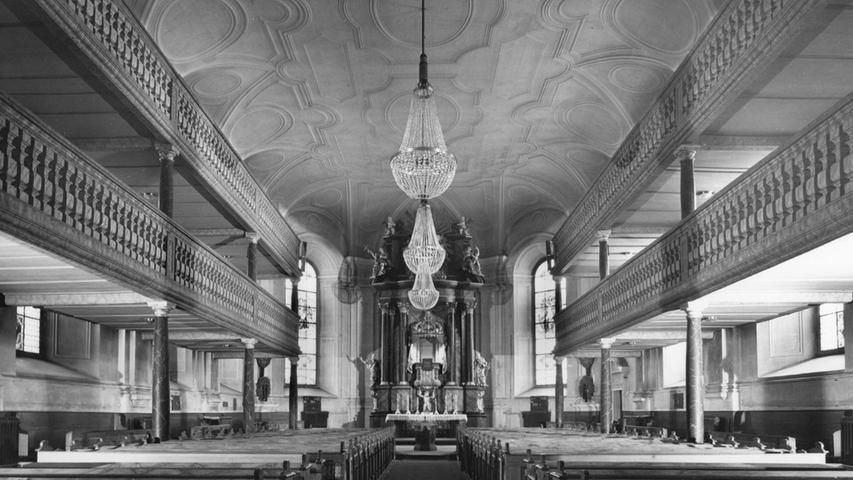 Die Innenansicht der Kirche aus den 1950er Jahren vor dem großen Umbau, dem unter anderem die obere Empore zum Opfer fiel. 