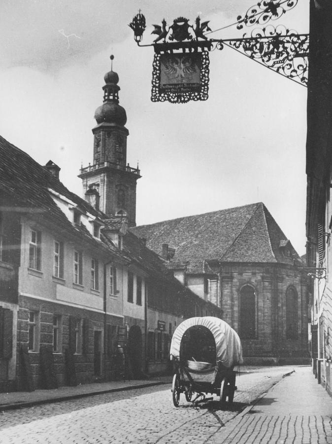 Als dieser Blick auf die Kirche von der Schiffstraße aus aufgenommen wurde, beherrschten noch Pferdefuhrwerke das Bild in der Erlanger Alstatdt.