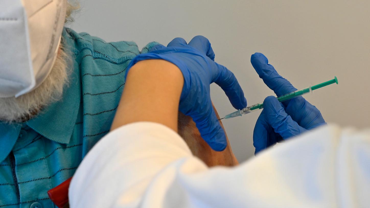 Wer keine andere Möglichkeit hat, kann sich jetzt auch telefonisch in Herzogenaurach oder bei der VG Höchstadt für einen Impf-Termin vormerken lassen. Wer keine andere Möglichkeit hat, kann sich jetzt auch telefonisch in Herzogenaurach oder bei der VG Höchstadt für einen Impf-Termin vormerken lassen.