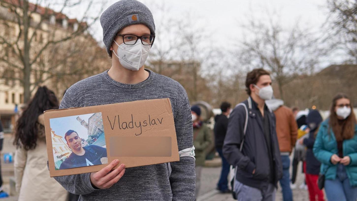"Wir wollen unseren Freund zurück": Vor einem Jahr kämpften Schüler der Max-Grundig-Schule für die Rückkehr ihres Mitschülers Vladyslav. Jetzt gab es ein Wiedersehen.