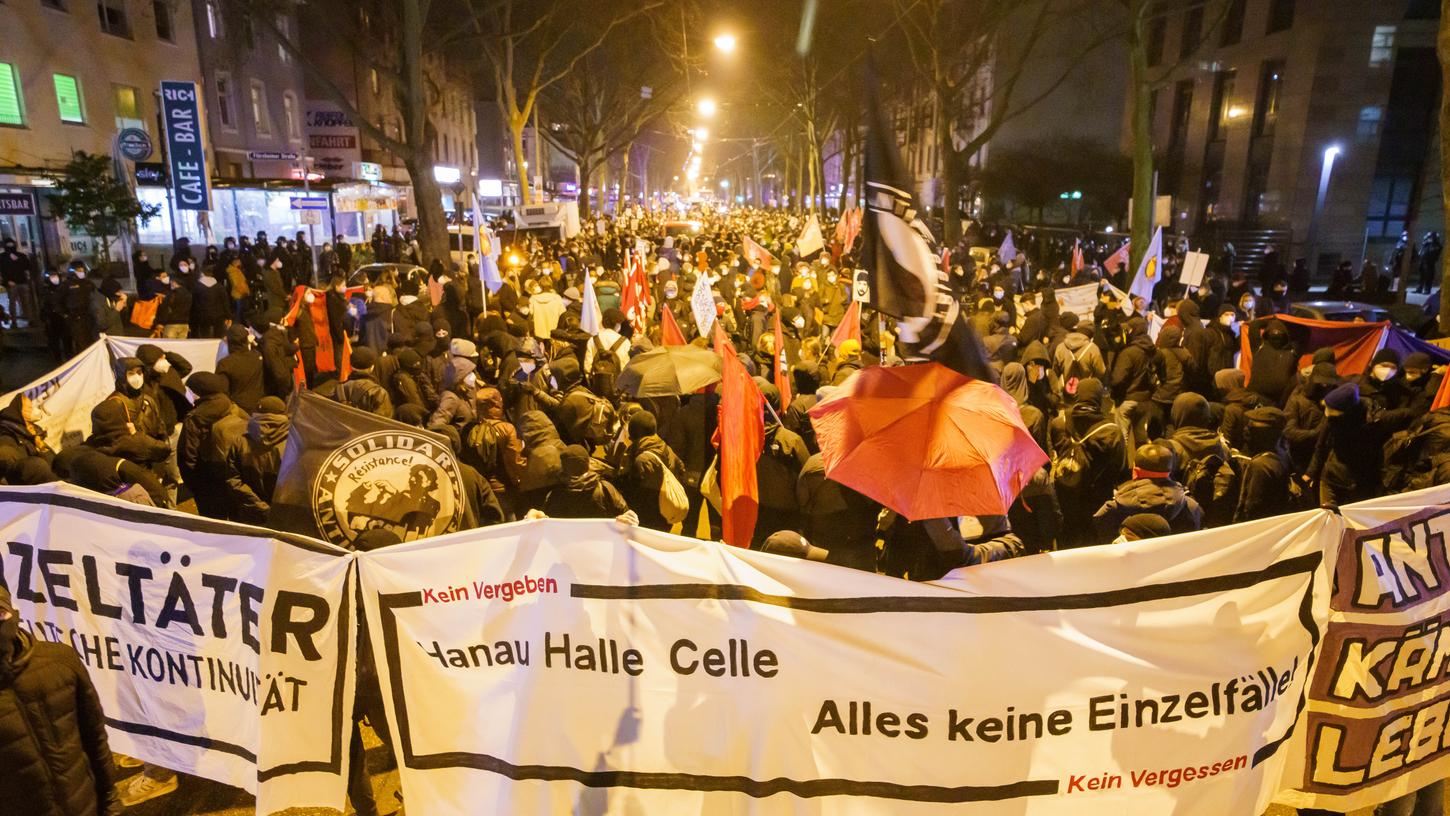 Die Demonstranten versammeln sich zum Gedenken an den Anschlag von Hanau.