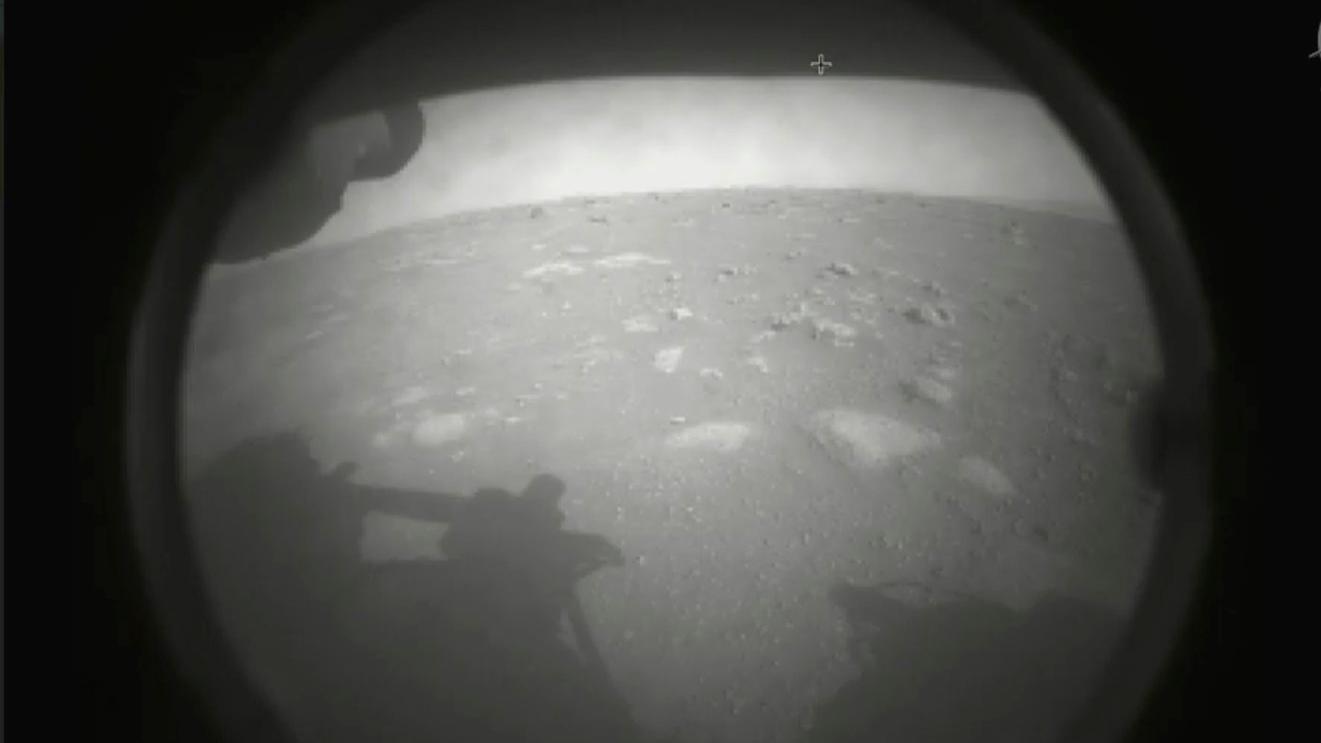 Das Foto der NASA zeigt das erste vom Perseverance-Rover gesendete Bild der Marsoberfläche, kurz nach der Landung im Jezero-Krater.