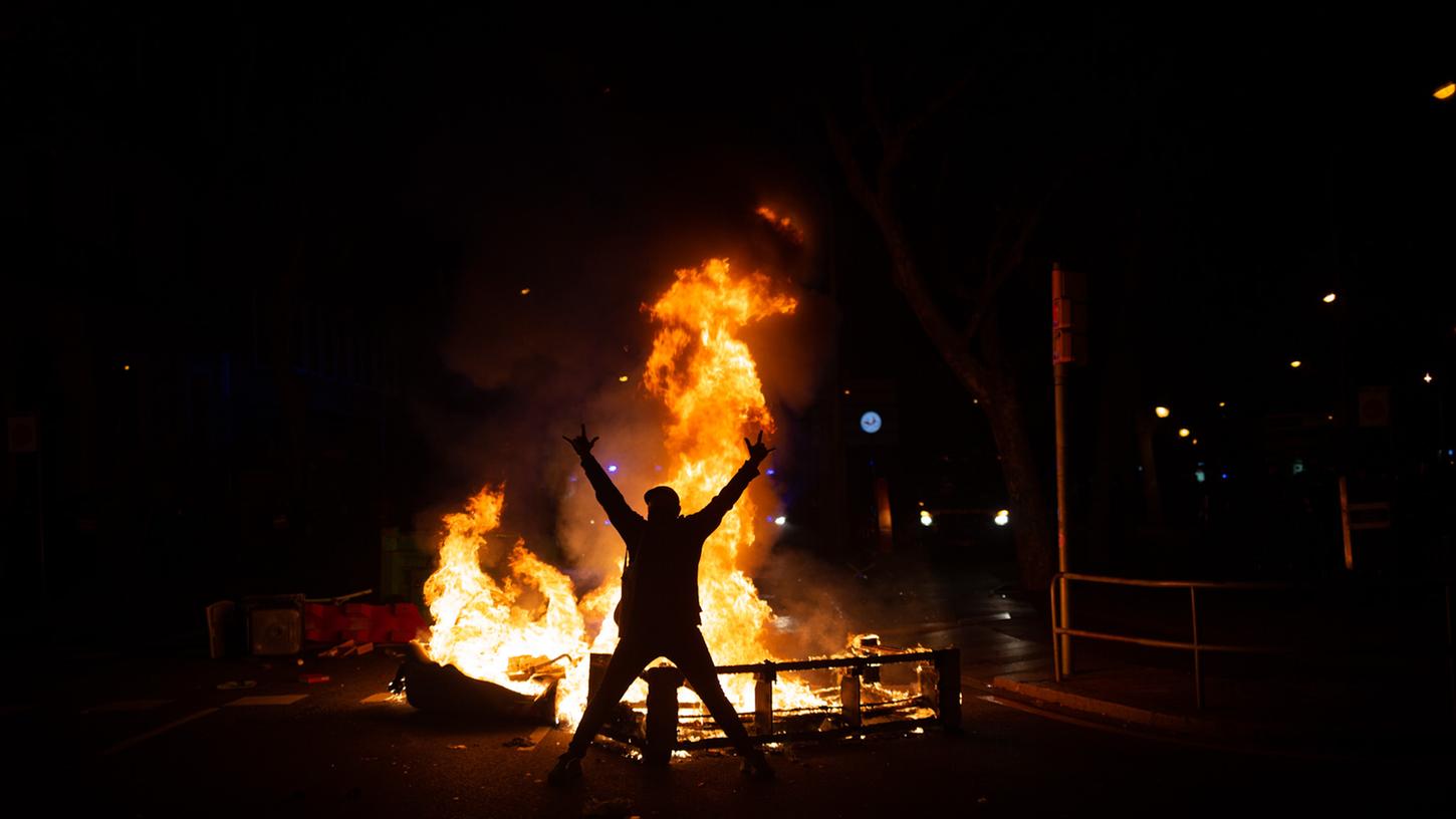 Bei gewalttätigen Protesten in Madrid brannten erneut die Barrikaden.