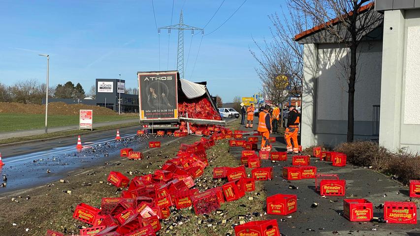 Unfall in Hirschaid: Lkw verliert unzählige Kisten Bier