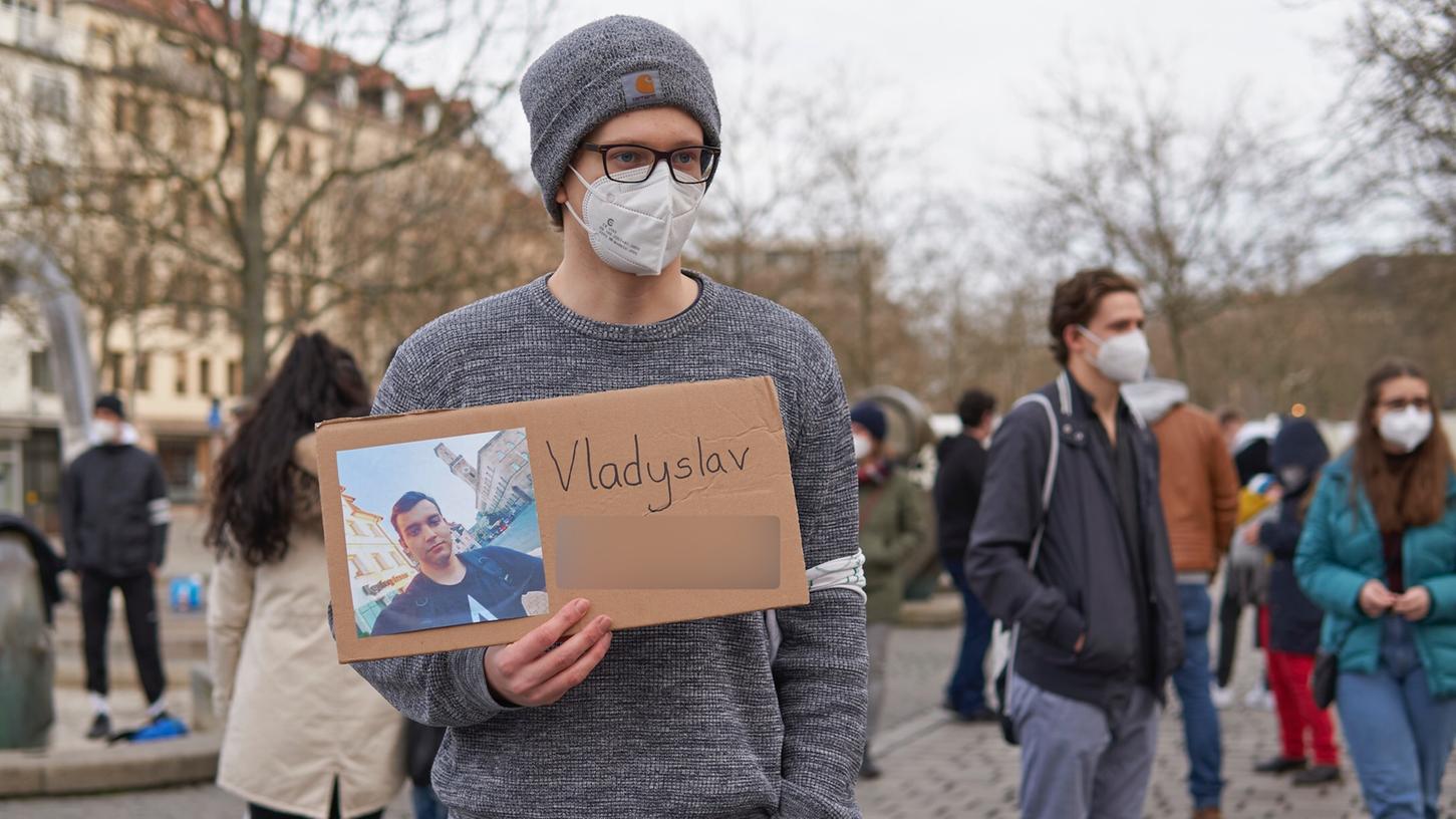 Schülerinnen und Schüler der Max-Grundig- Schule protestierten Mitte Februar auf der Kleinen Freiheit gegen die Abschiebung ihres Freundes und Klassenkameraden "Vlad" und seiner Familie.