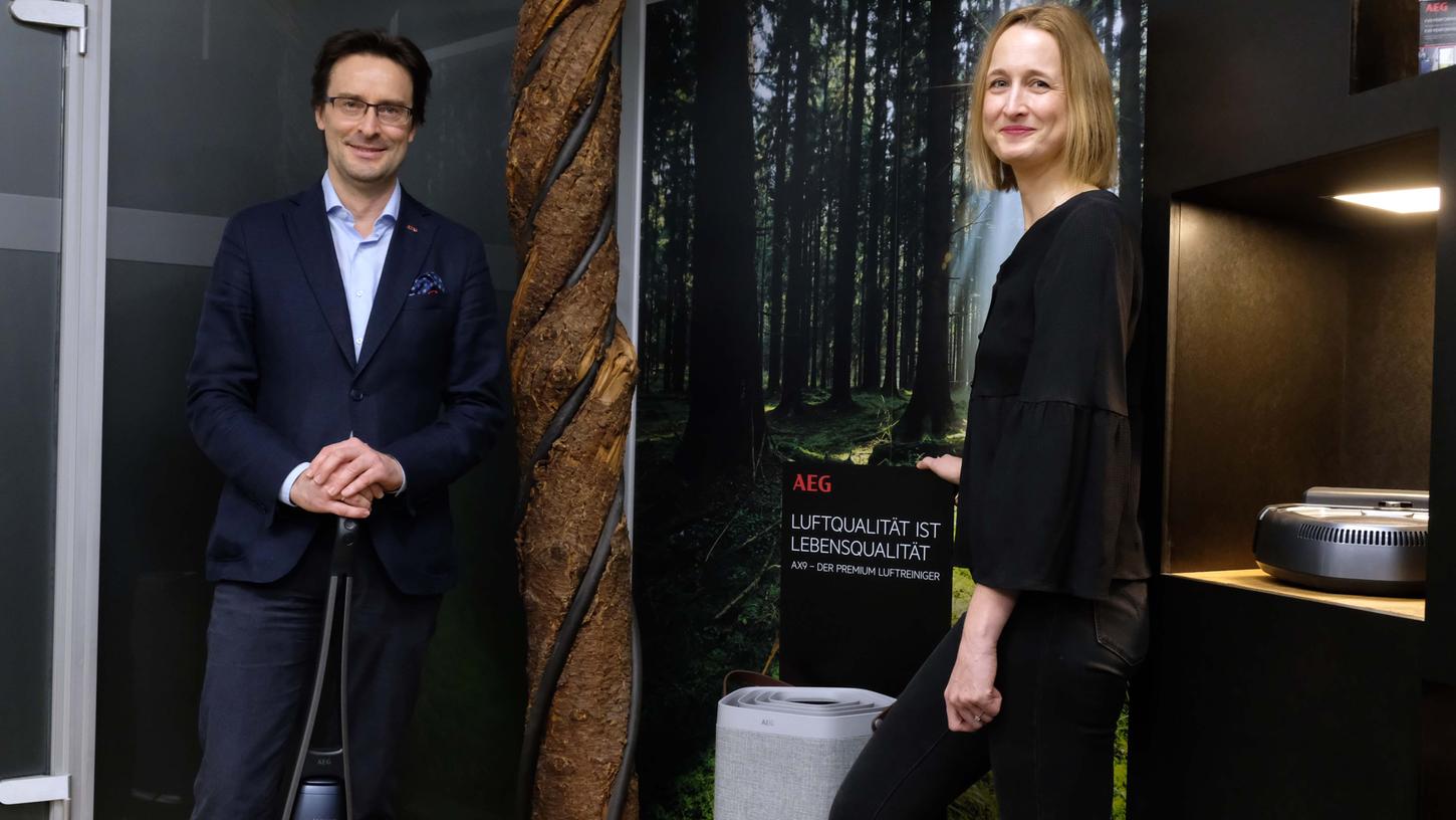 Michael Geisler, Geschäftsführer der Electrolux Hausgeräte GmbH, und Marketingleiterin Heidi Zucker – hier im großen Konferenzraum am Firmensitz in Nürnberg – wollen das Markenprofil von AEG weiter schärfen und neue Kundengruppen erobern. Michael Geisler, Geschäftsführer der Electrolux Hausgeräte GmbH, und Marketingleiterin Heidi Zucker – hier im großen Konferenzraum am Firmensitz in Nürnberg – wollen das Markenprofil von AEG weiter schärfen und neue Kundengruppen erobern.